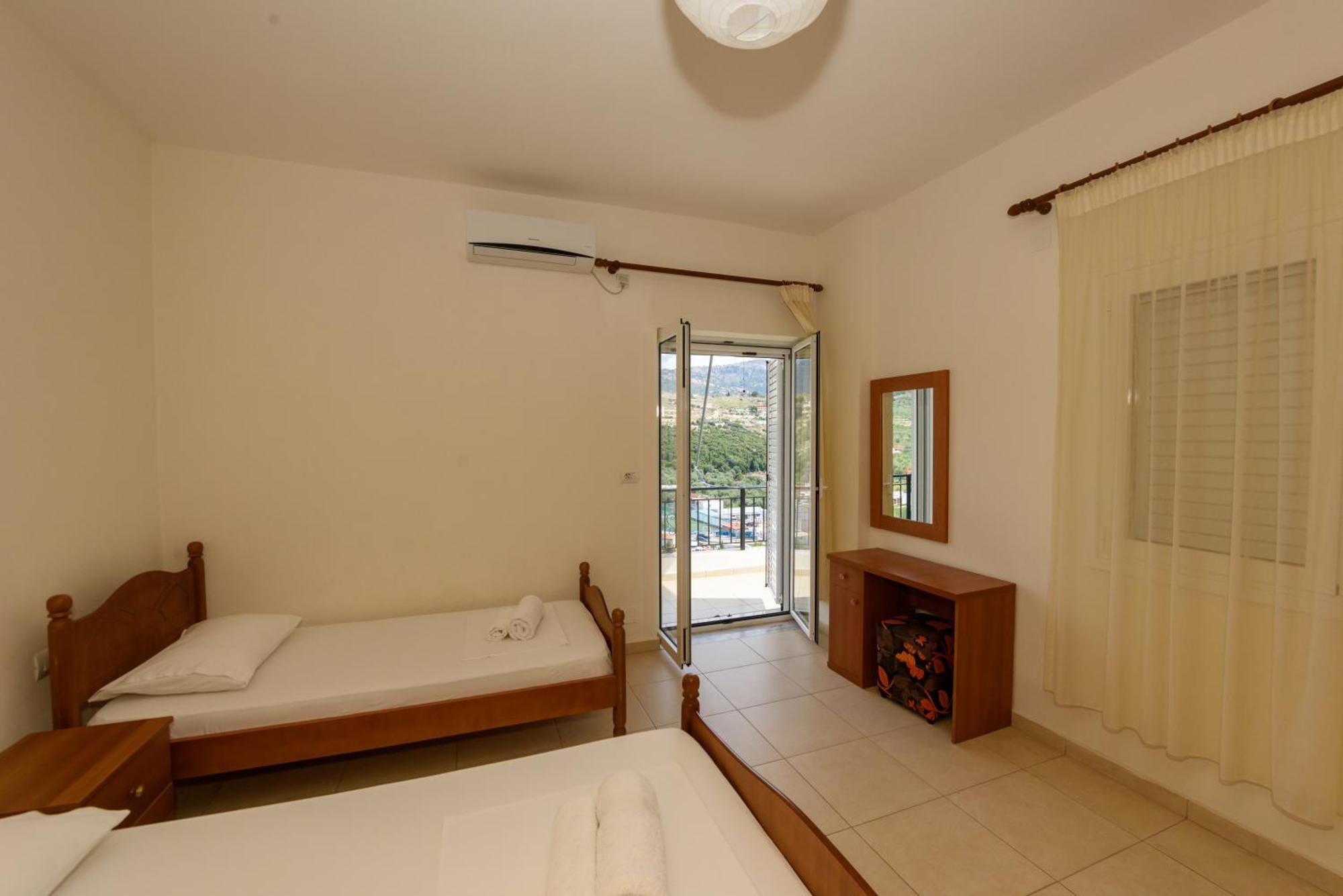 Vasili'S Family Apartments Himarë Extérieur photo