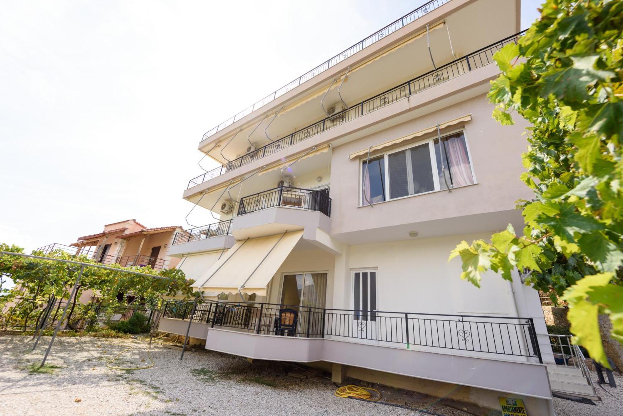 Vasili'S Family Apartments Himarë Extérieur photo